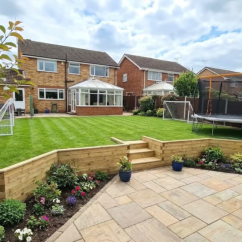End of Garden Retaining Wall with Steps / 8.55m x 1.5m x 0.75m