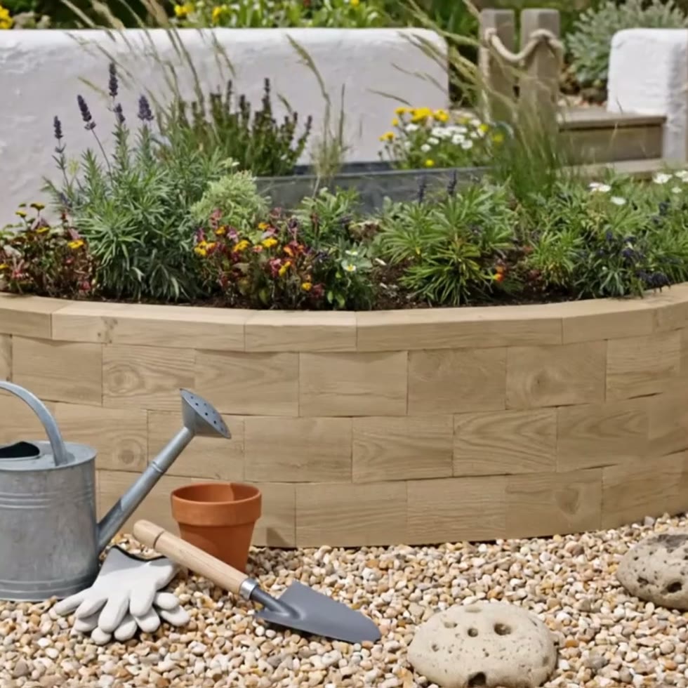 Large Curved Corner Raised Bed / 2.25 x 2.25 x 0.45m