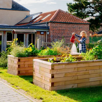Sleeper store planter bench