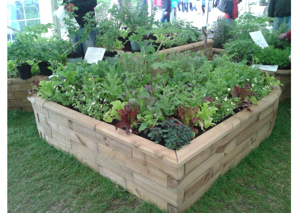 Heart Shaped Flower Bed / 2.115 x 1.5 x 0.45m