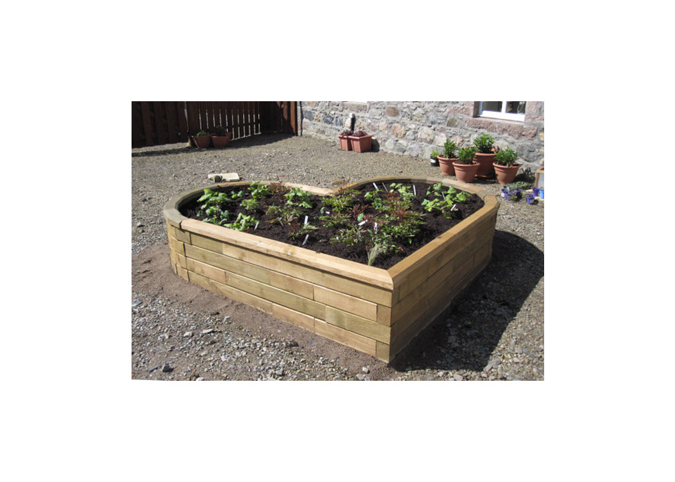 Heart Shaped Flower Bed / 2.115 x 1.5 x 0.45m