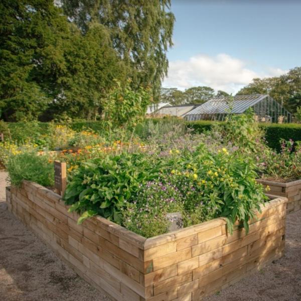 Raised bed kits that slot together