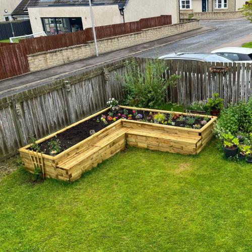 David's L-shaped planter with seating