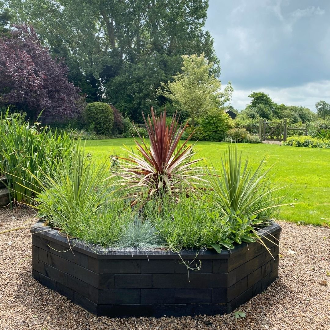 Octagon raised garden bed