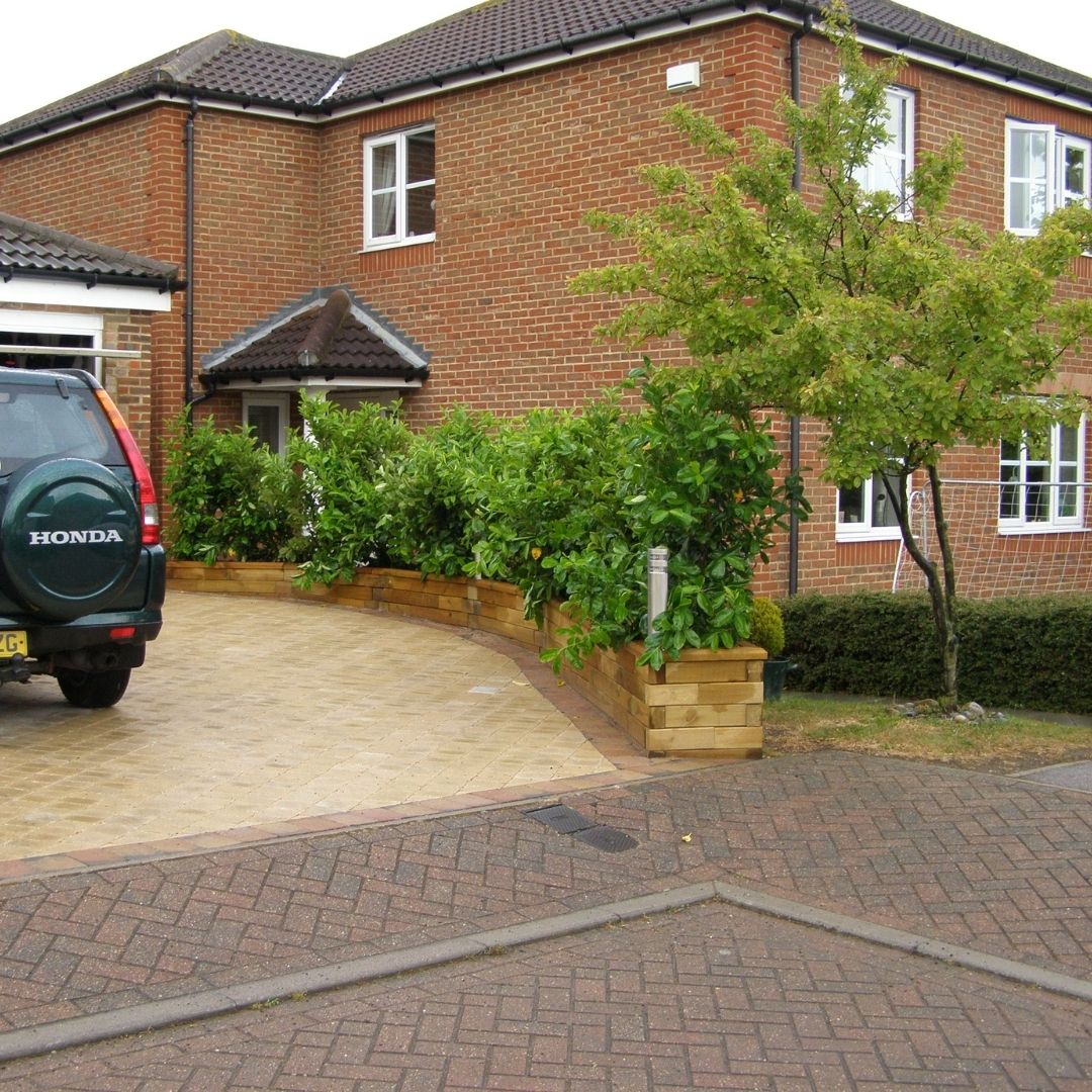 Curved front garden WoodBlocX raised beds