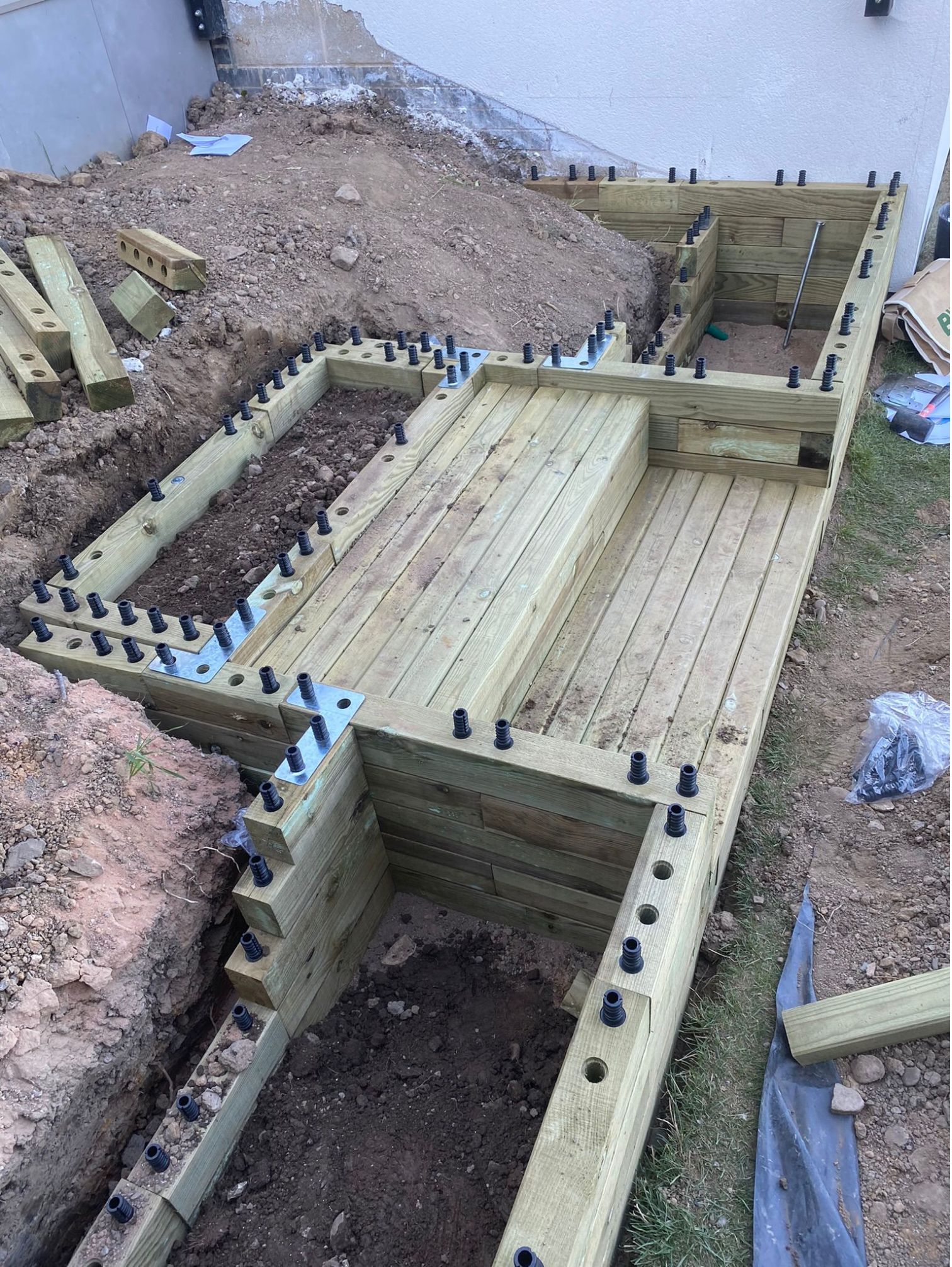 Building a retaining wall with WoodBlocX