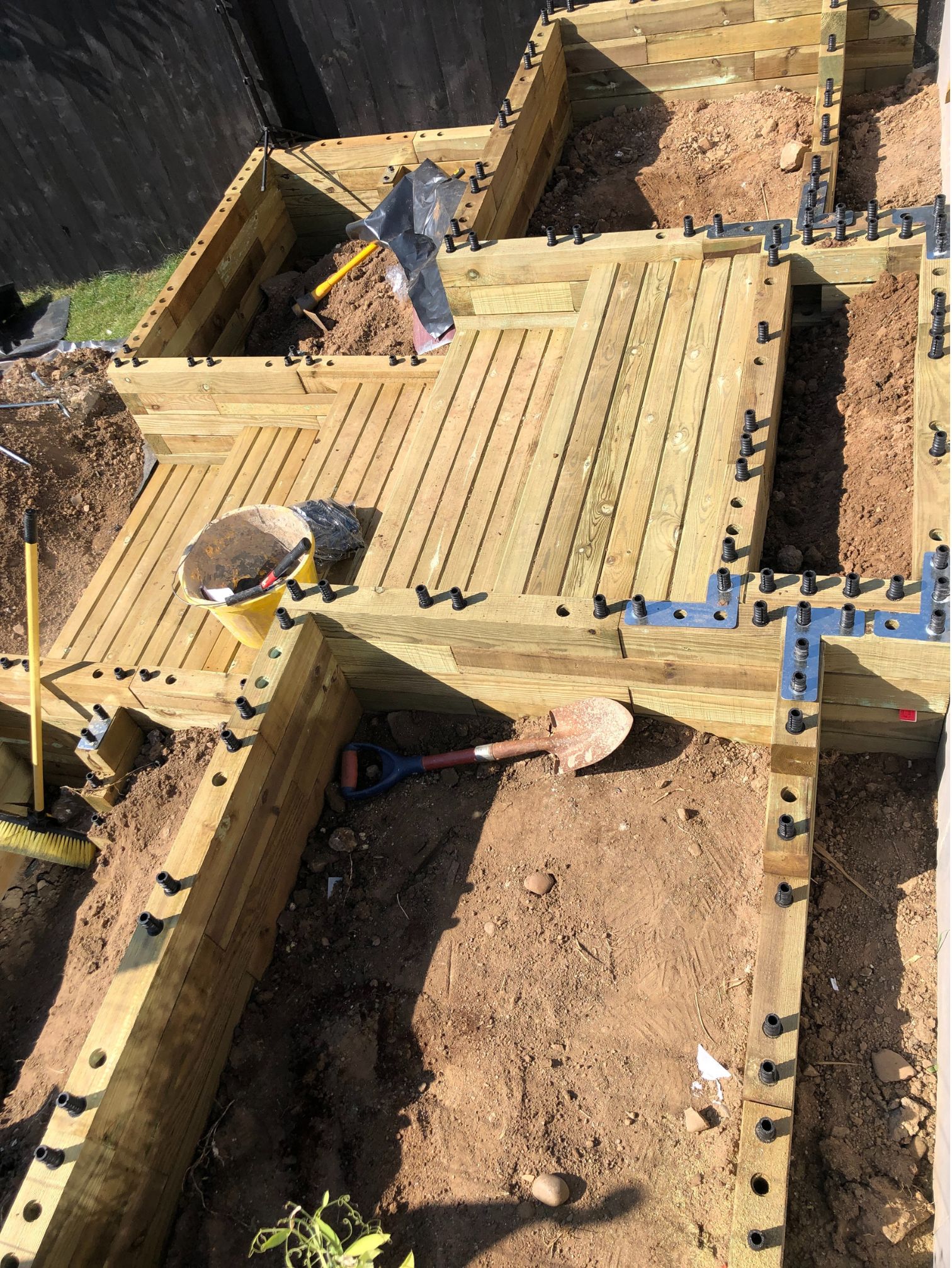 Building a retaining wall with WoodBlocX