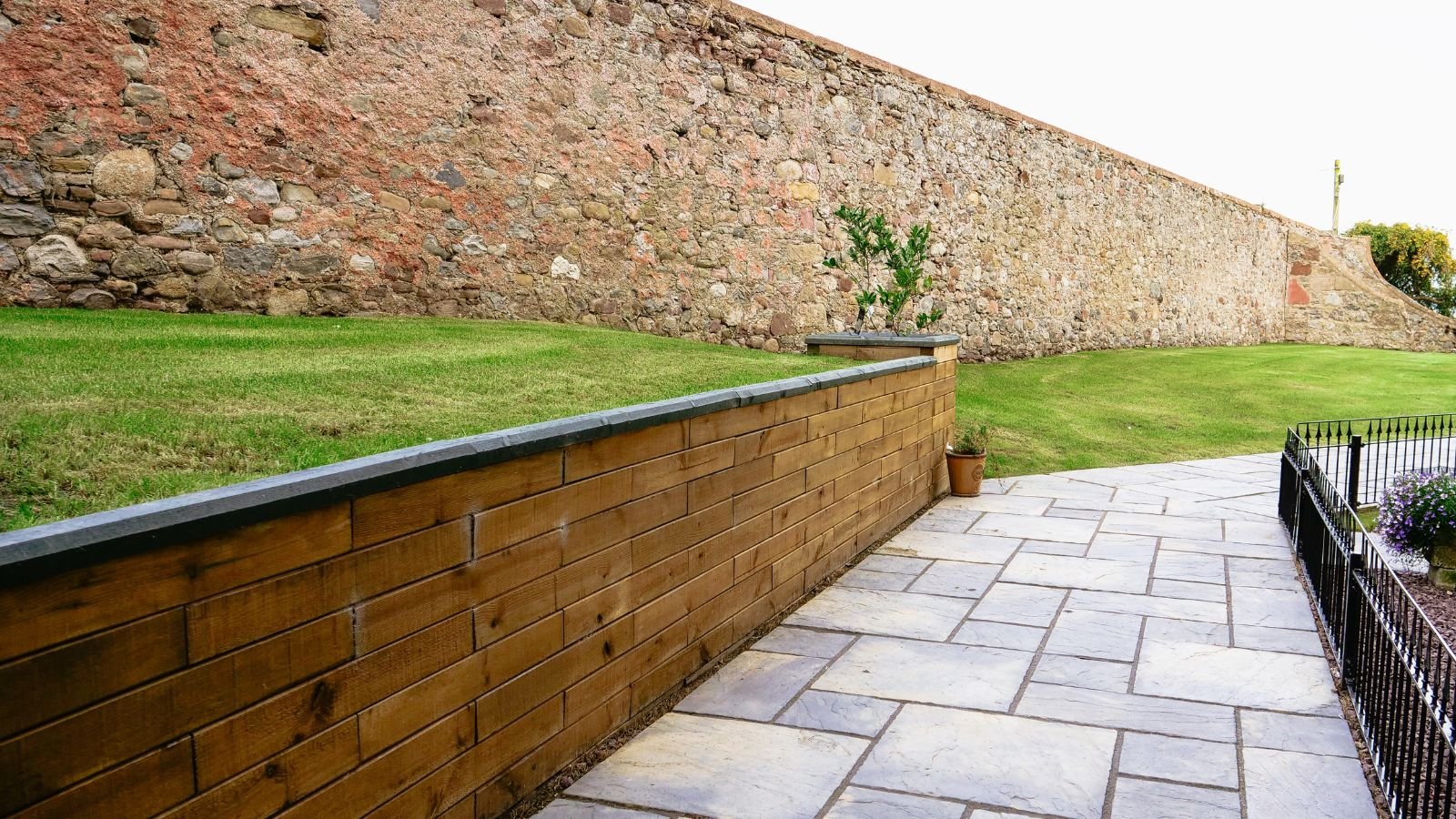 Mortarless retaining wall