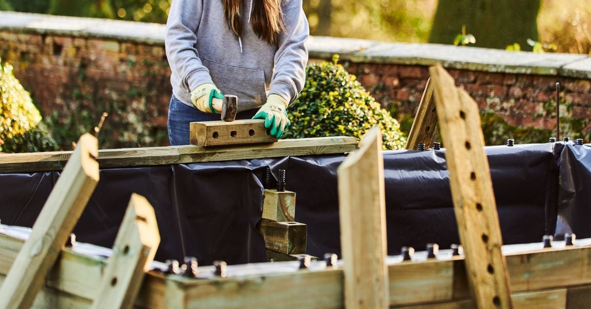 Benefits of lining a raised bed